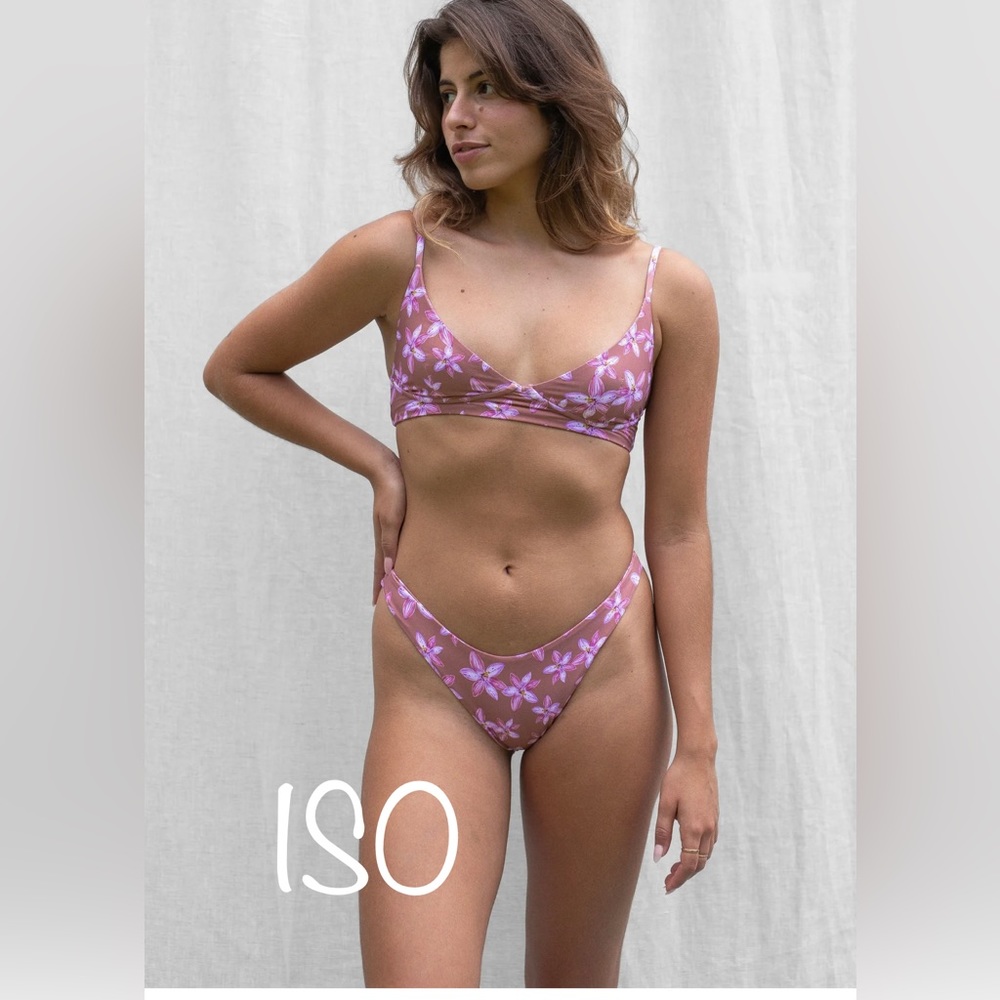 🌺ISO🌺 Lokahi Bikini top and bottom in Berry Aloha Print Small